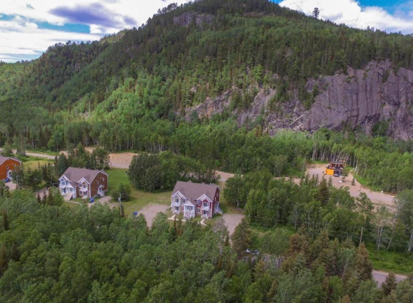 Condo Mont-Edouard 2 Л'Анс-Сен-Жан Экстерьер фото